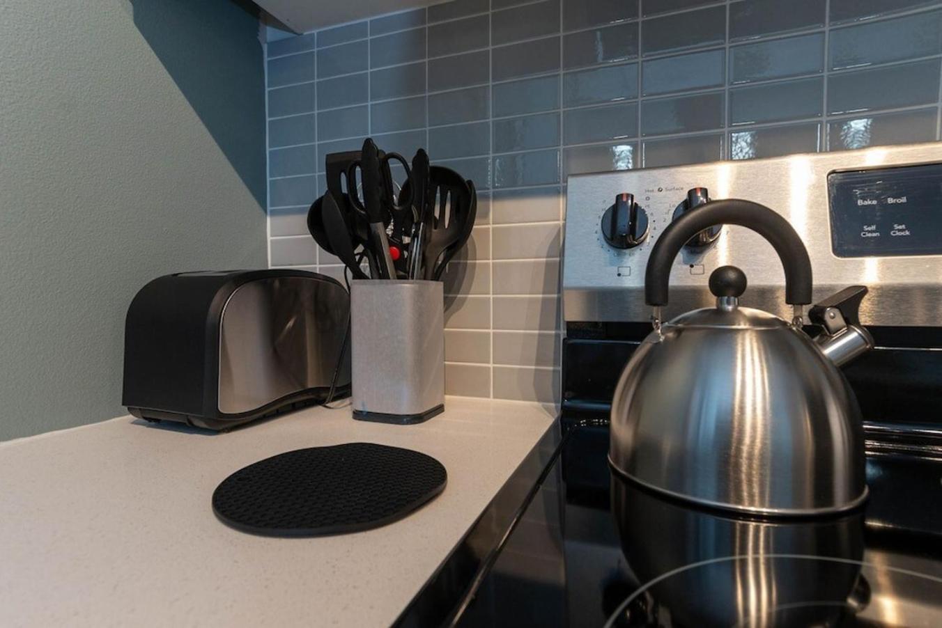 Self Check-In-Washer-Dryer-4Ksmart Tv-King Bed-Gym Такома Екстер'єр фото