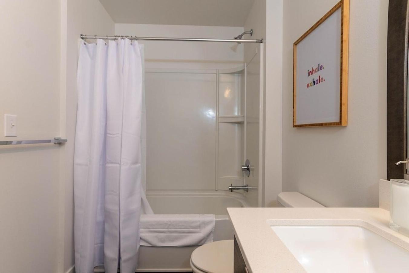 Self Check-In-Washer-Dryer-4Ksmart Tv-King Bed-Gym Такома Екстер'єр фото